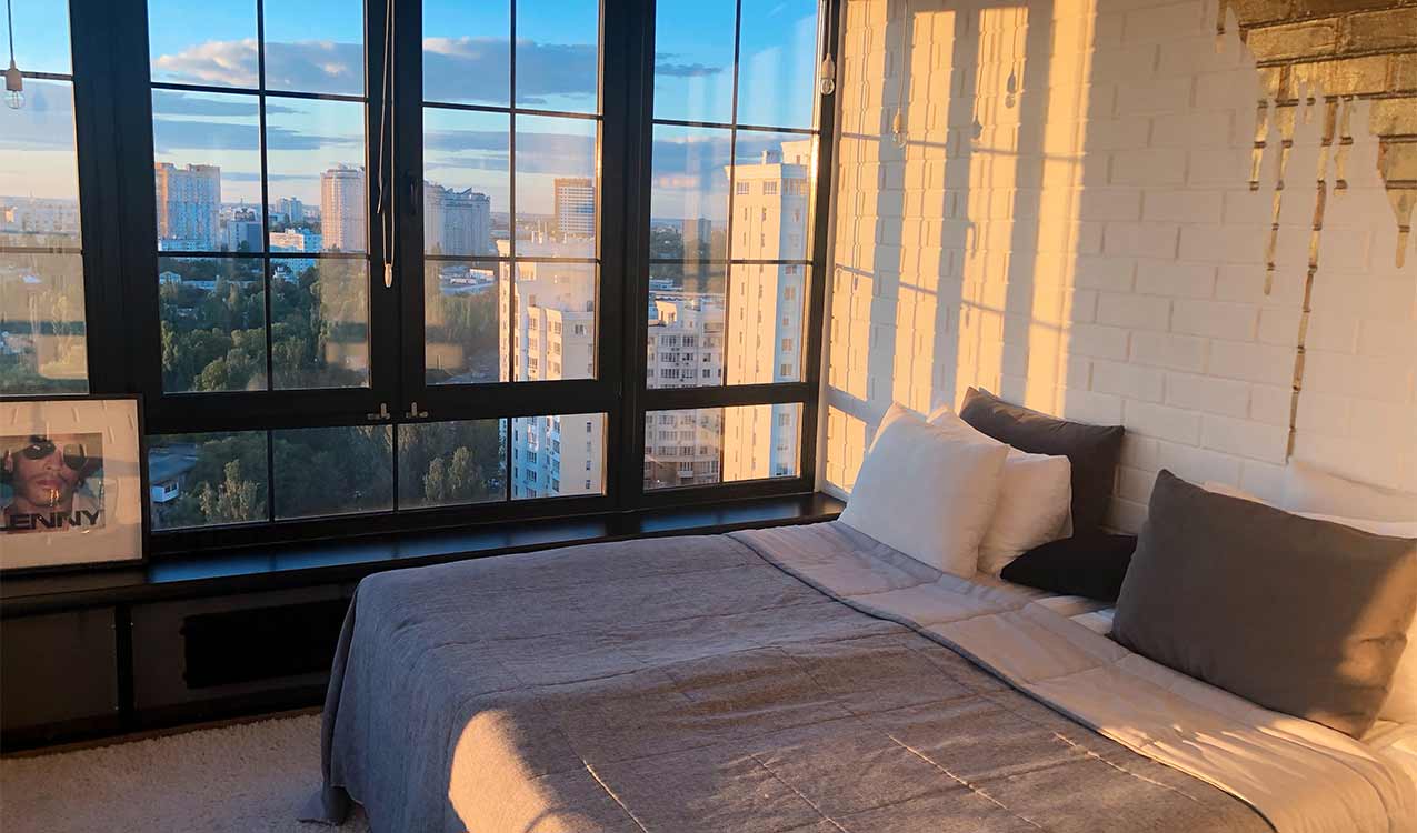 bed-placed-alongside-window-central-park-view-city-skyline