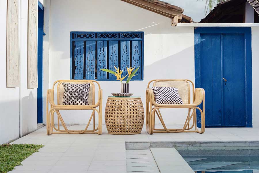 clean-poolside-outdoor-furniture-new-white-house-blue-doors