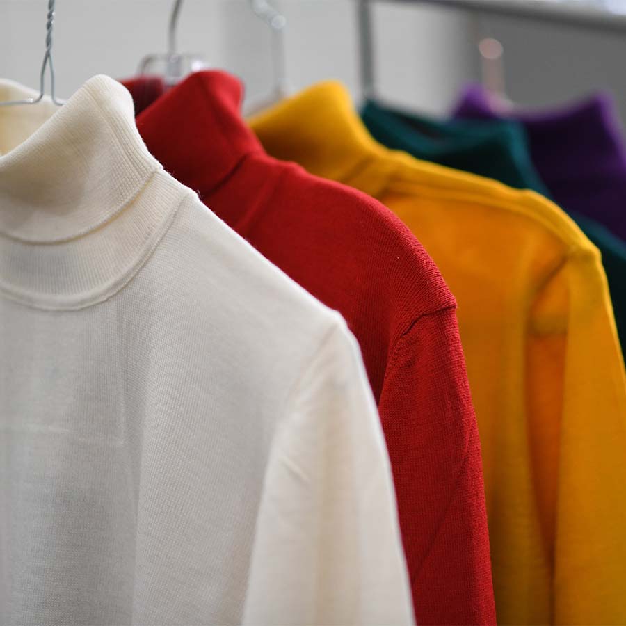 shirts-on-hangers-ordered-by-color-in-closet