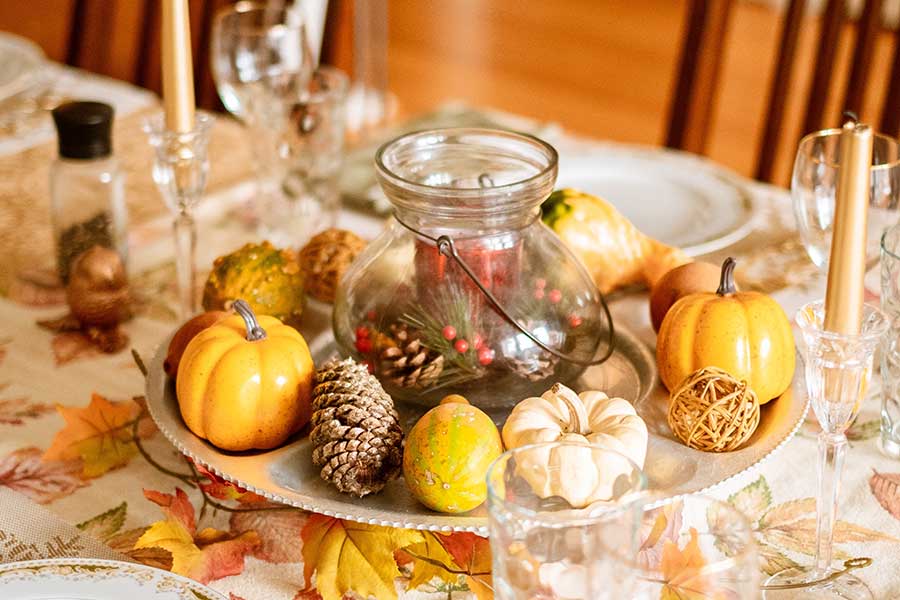 dining-room-acorns-pumpkin-centerpiece